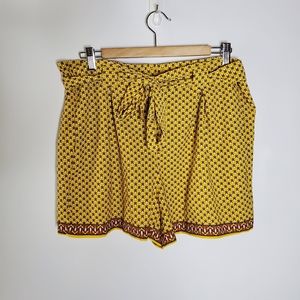 Max Studio Yellow tea leaf print tie waist Crepe shorts Size XL NEW